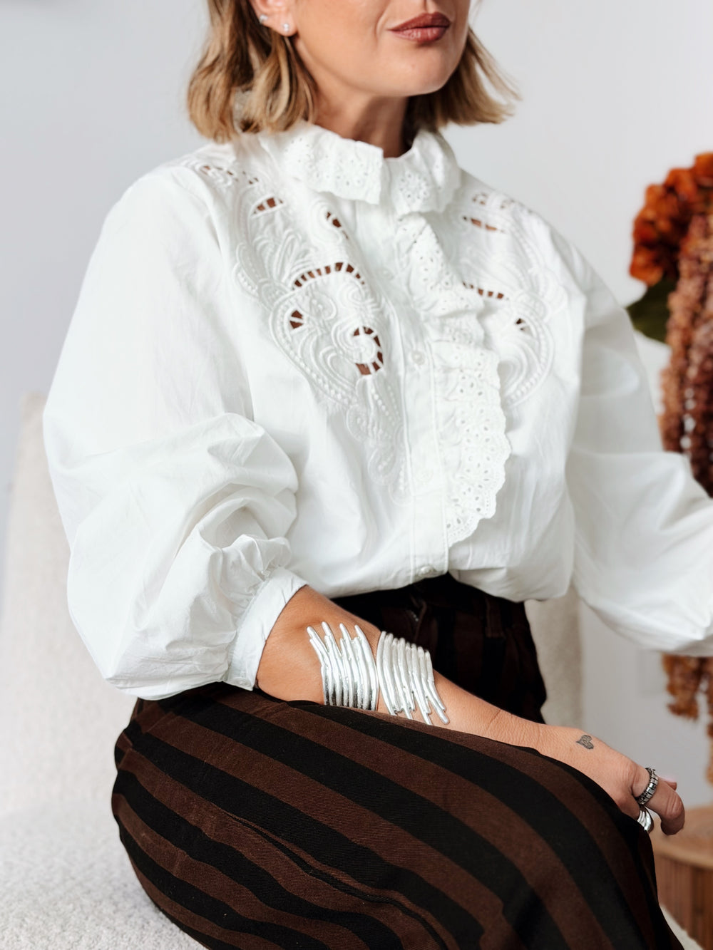 Camisa BUS blanca perforada