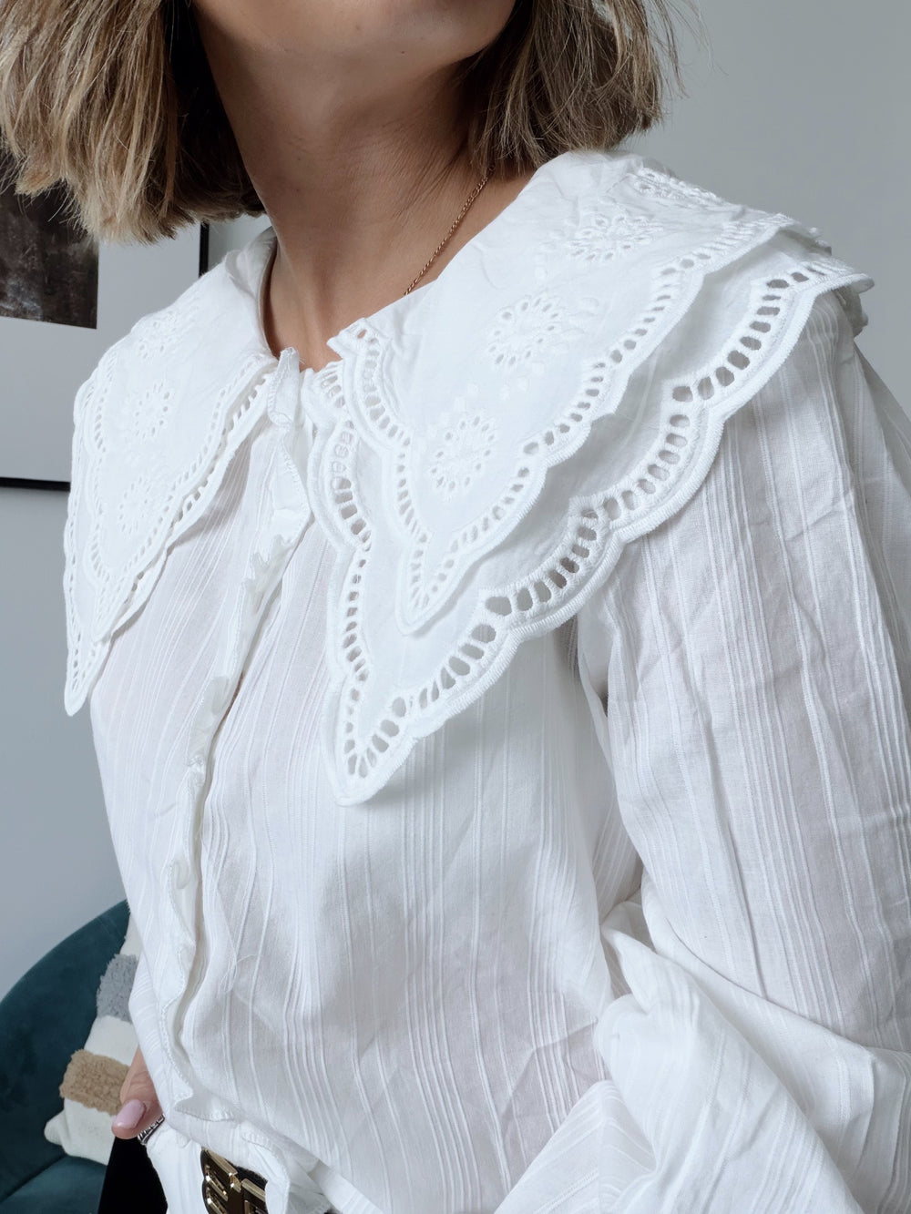 Blusa cuello bobo troquelada