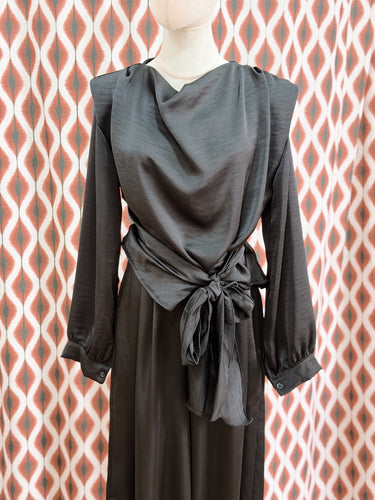 Blusa hombreras satén negra