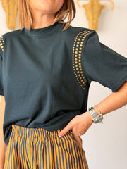 Camiseta tachas hombreras