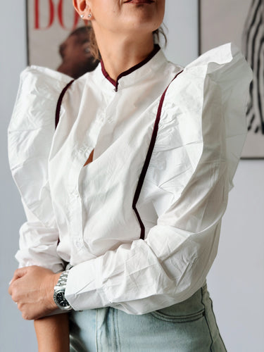 Blusa blanca volante perfilada