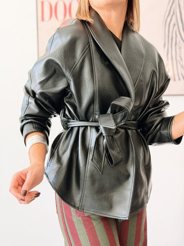 Chaqueta polipiel lazada negra