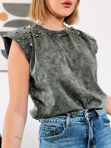Camiseta tachuelas hombreras gris