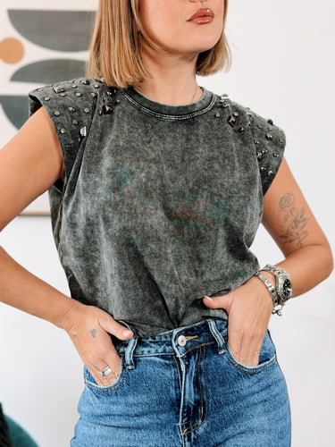 Camiseta tachuelas hombreras gris