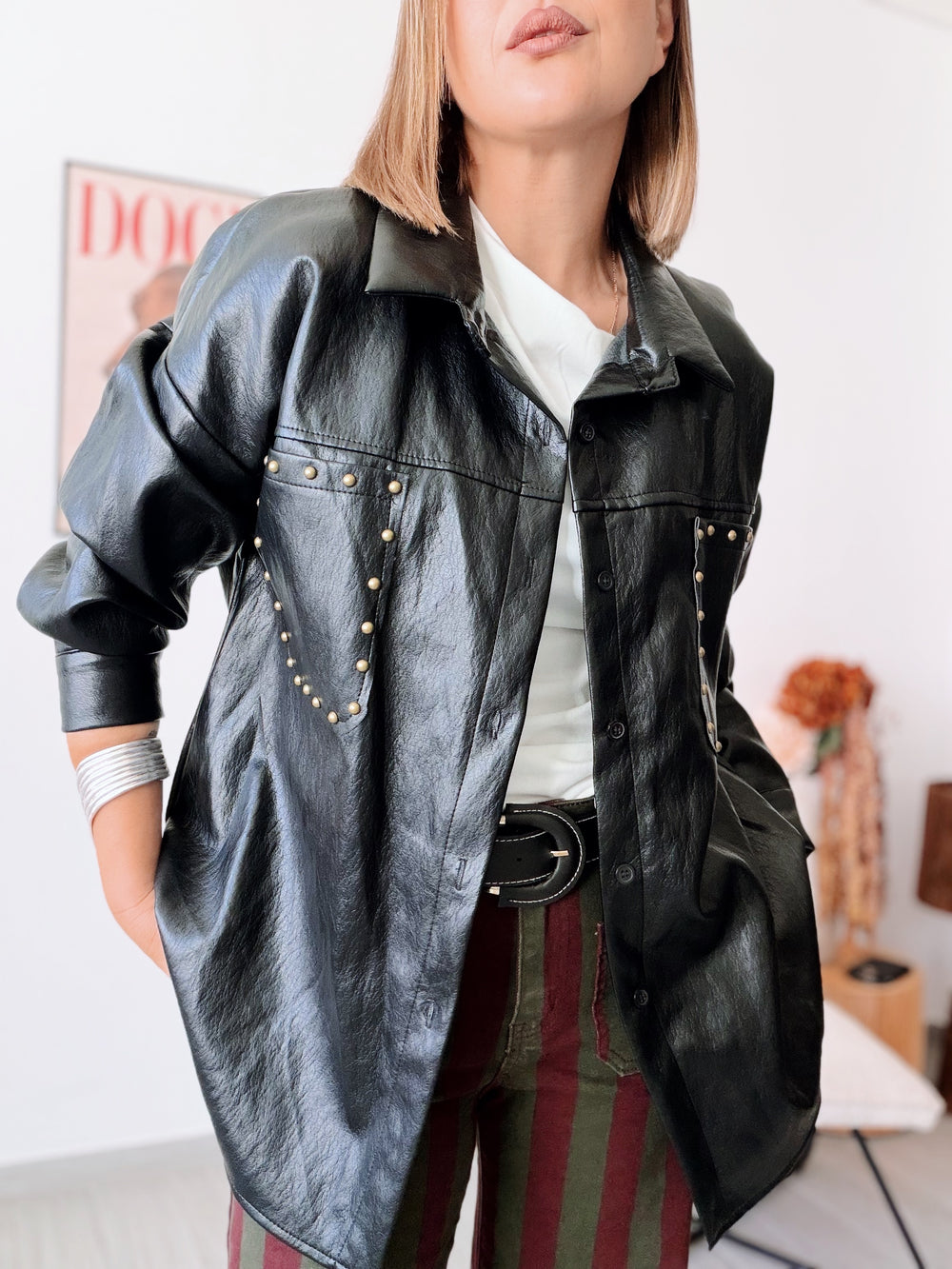 Sobre camisa polipiel tachas negra