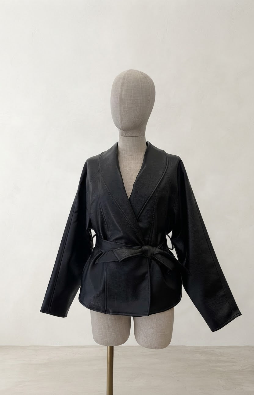 Chaqueta polipiel lazada negra
