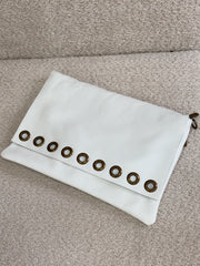 Cartera de piel blanca arandelas