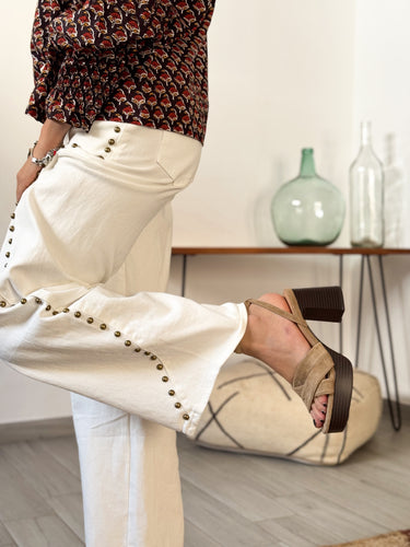 Jeans denim tachuelas blanco