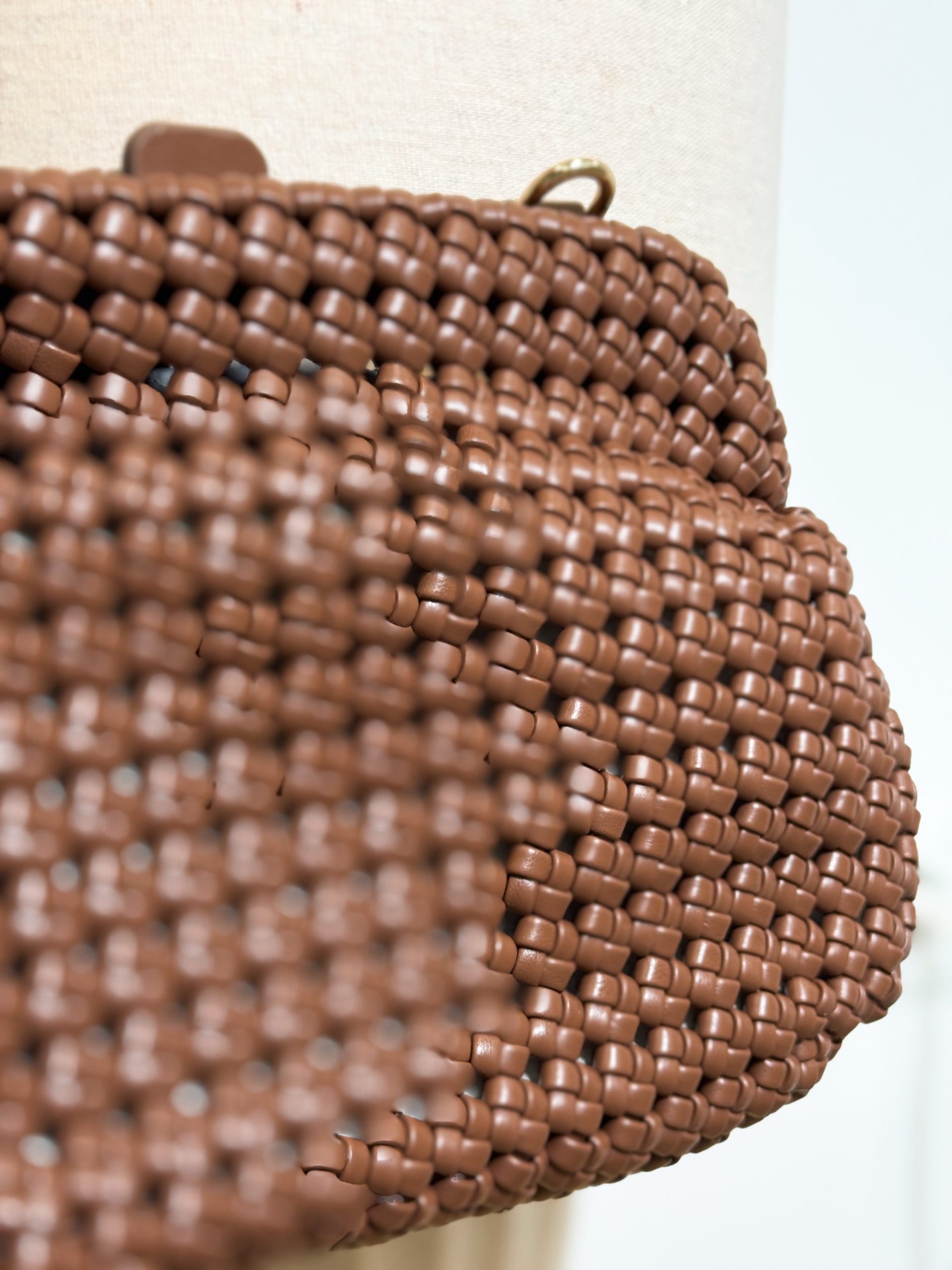 Bolso trenzado marrón