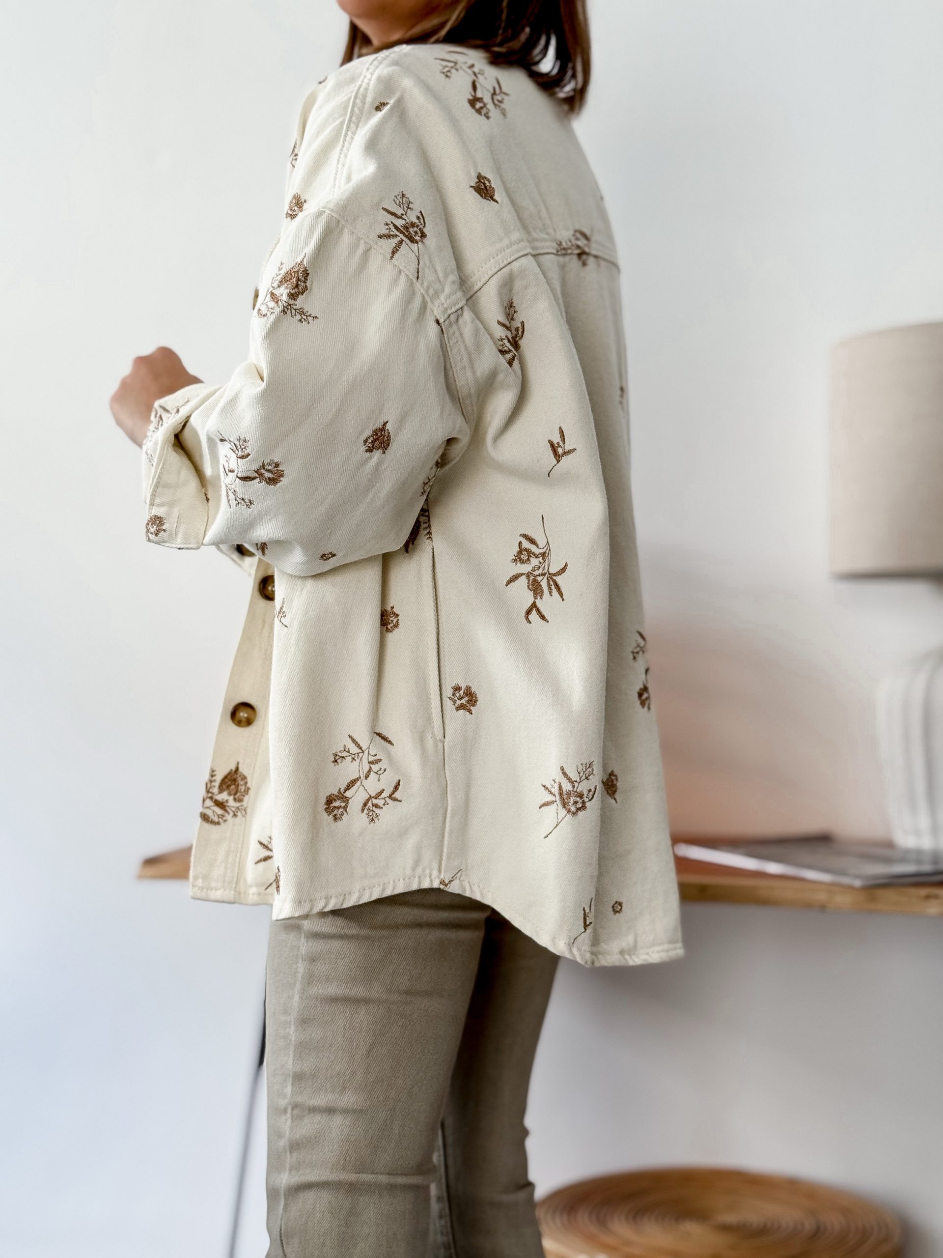 Sobre camisa bordada beige