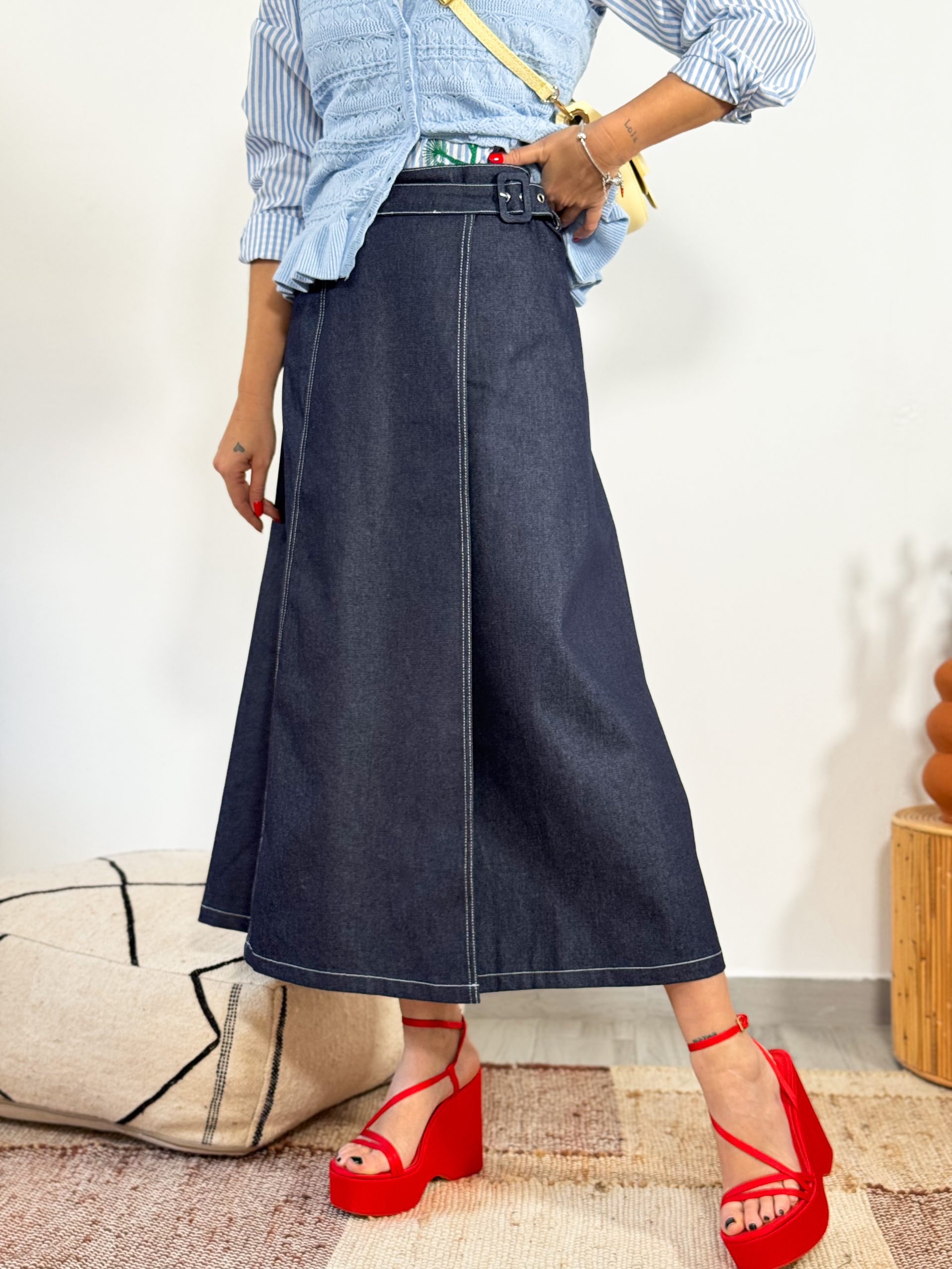 Falda denim cinturón tintada oscura