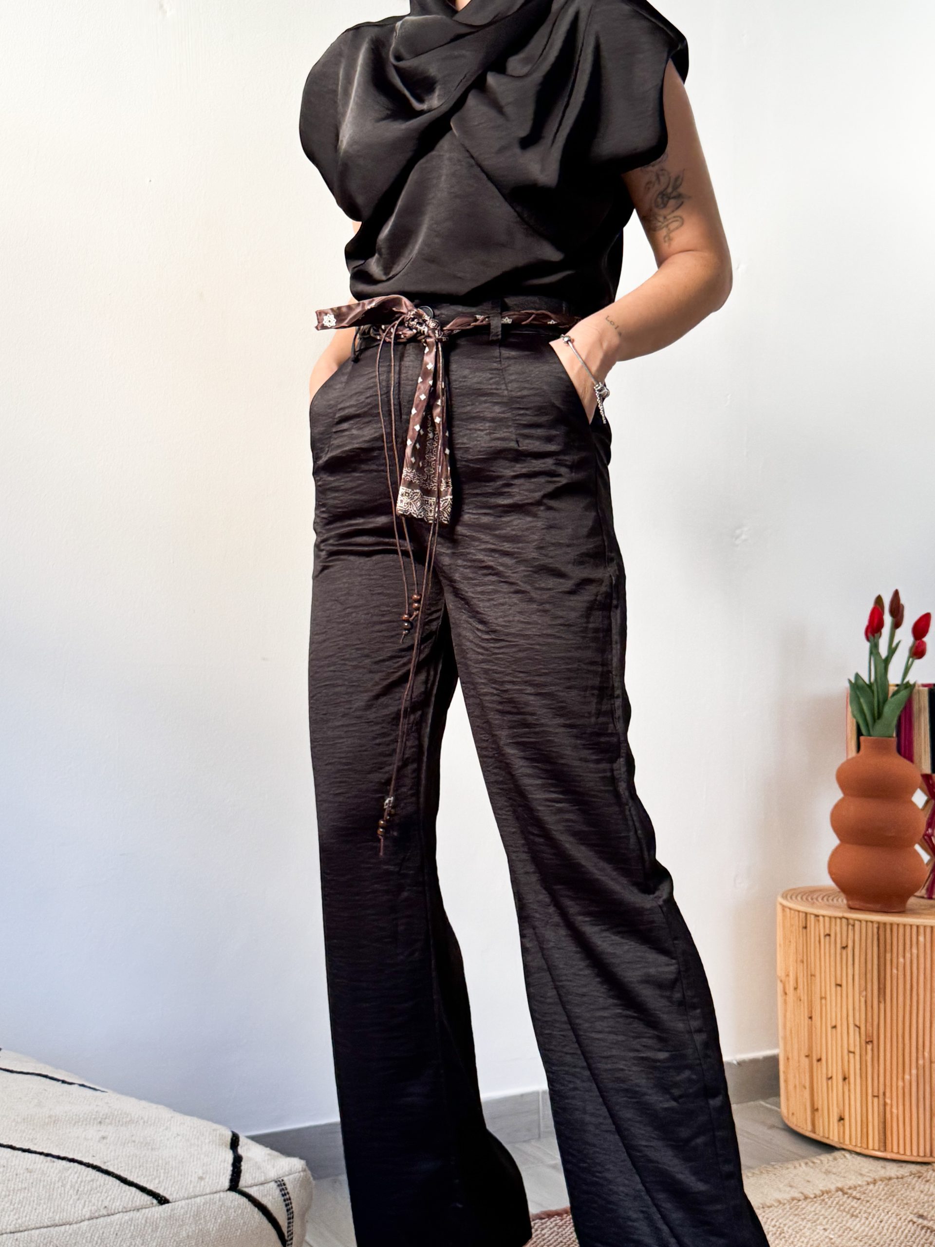 Pantalón raso con cinturón