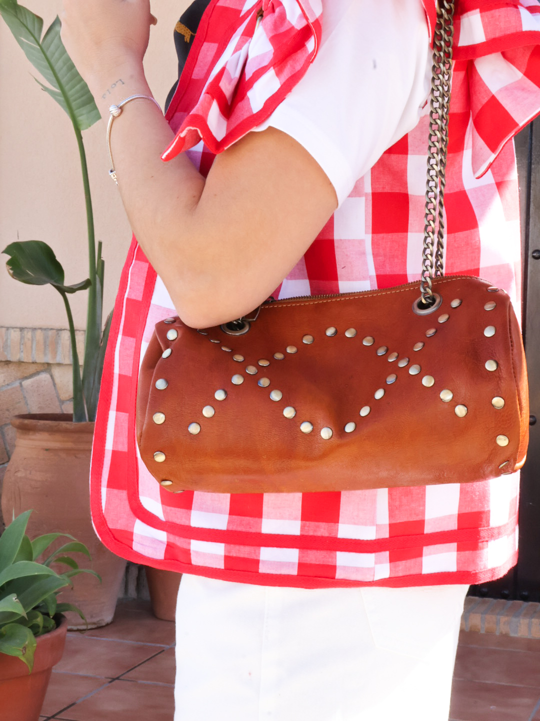 Bolso 100% piel bucket tachuelas