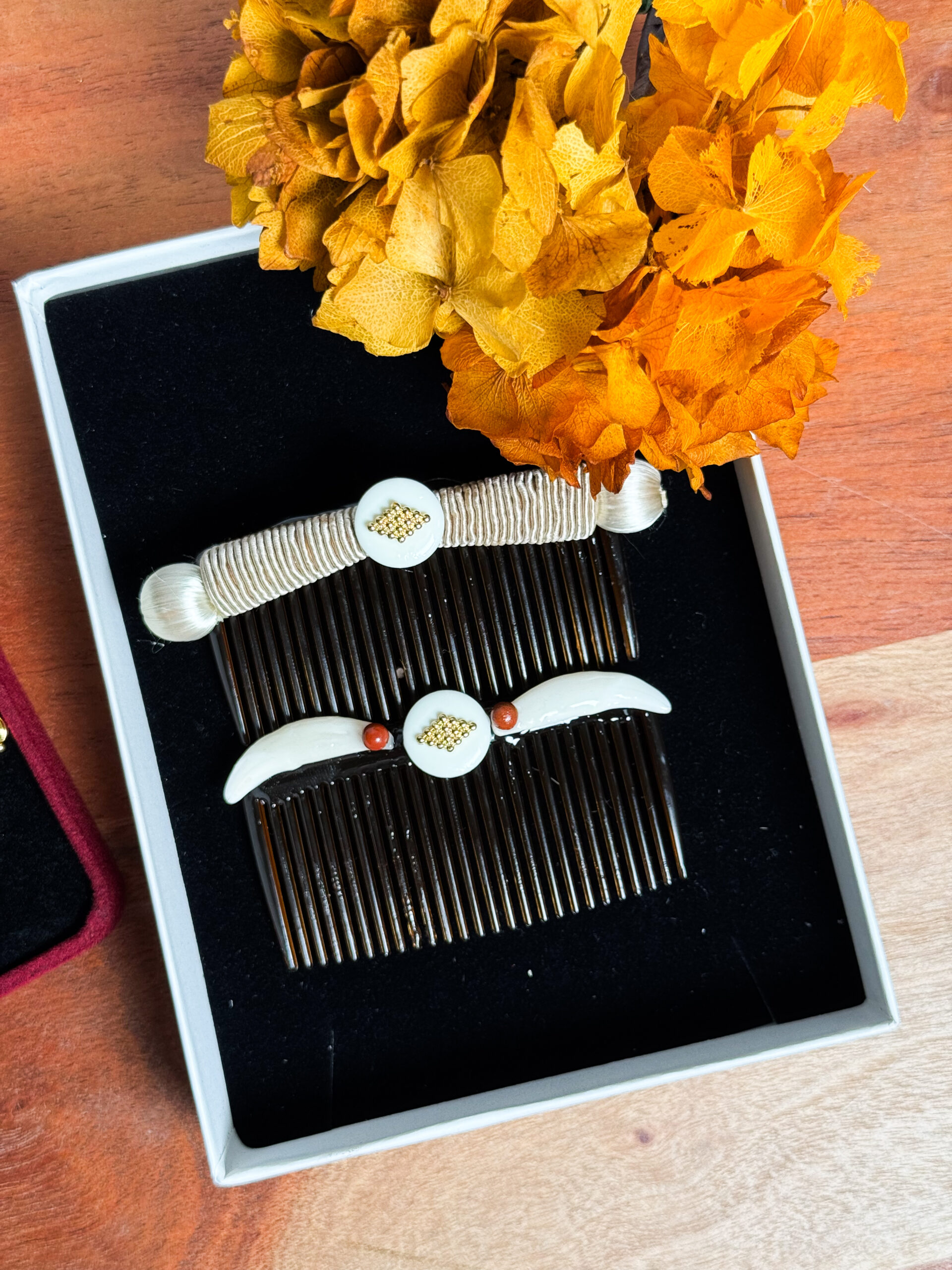 Peinecillo hueso y abalorio CARMENCILLA