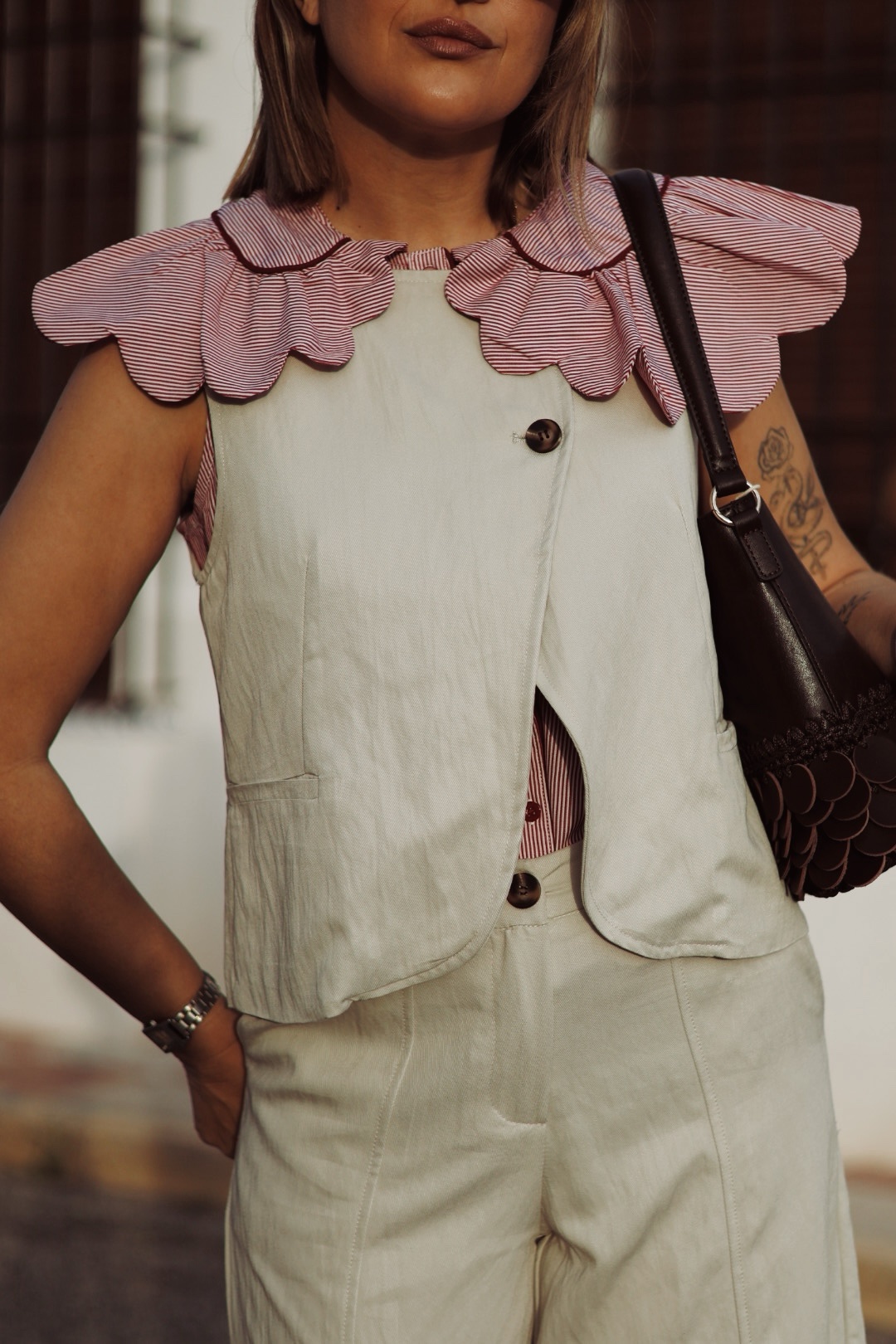Chaleco beige abotonado